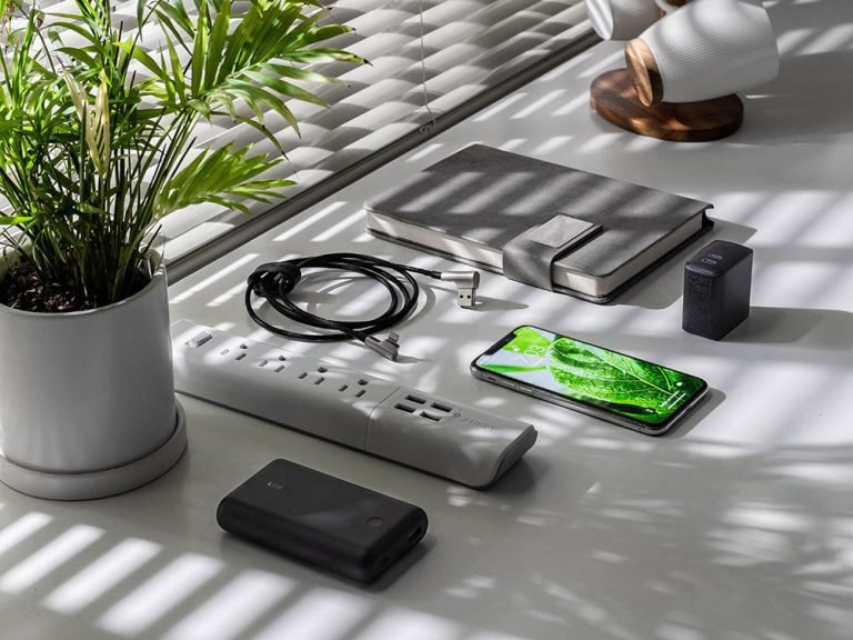 screen post 2x2zO3L1sBE unsplash YOSHQ